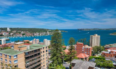 Güneşli bir günde Manly Beach siluetinin panoramik havadan görünümü, aus