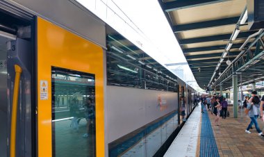 Sidney-6 Kasım 2015: açık demiryolu üzerinde metro treni. T