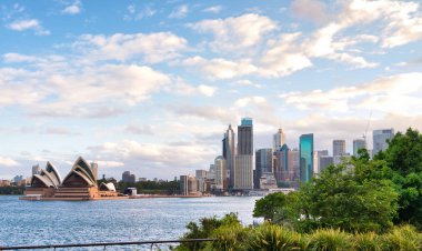 Kirribilli 'den şafak vakti Sydney silüetinin panoramik manzarası