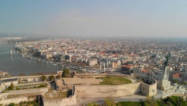 Citadel ve Budapeşte silüeti. Hunga 'nın panoramik havadan görünümü