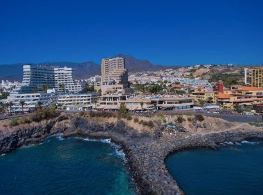 Tenerife Playa de Las Americas kıyı şeridinin havadan görünümü 