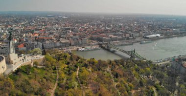 Budapeşte Kalesi ve şehir silüetinin panoramik havadan görünümü, Hung