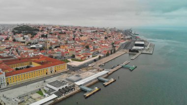 Lizbon silüetinin panoramik hava görünümü ve ticaret Meydanı d