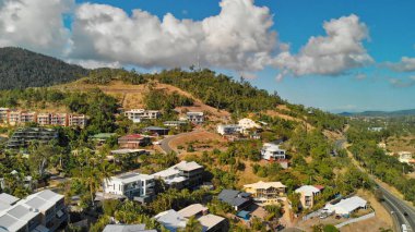 Airlie Beach Skyline gün batımı, Queensland kıyı şeridi hava görünümü
