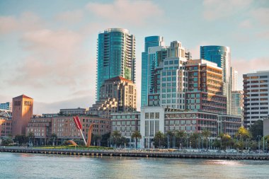 San Francisco şehir merkezi gün batımında ufuk çizgisi