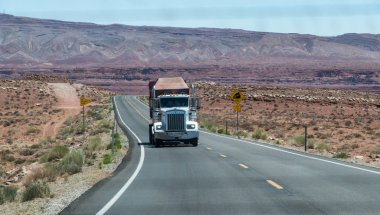 Büyük kamyon boyunca Arizona Road, Amerika Birleşik Devletleri hızlandırmak