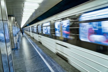 Budapeşte Metro treni istasyonda hızlanıyor. Ulaşım