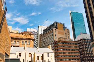 Mavi gökyüzüne karşı Sydney gökdelenler