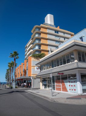 Bondi Beach, Avustralya-Ağustos 18, 2018: kıyı şeridi ve bina