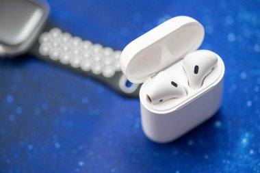 Pisa, Italya-6 Nisan 2019: Apple Watch 4 ' te Apple Airpods