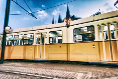 Budapeşte, Macaristan-1 Nisan 2019: sarı tramvay hızlandırıyor c boyunca