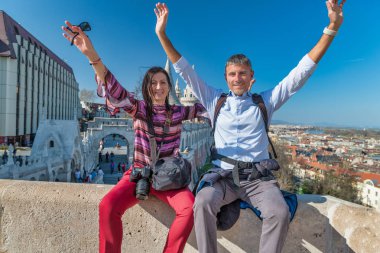 Bahar denizinde şehir ziyaret zevk ellili mutlu çift