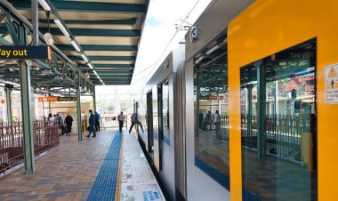 Sidney-6 Kasım 2015: açık demiryolu üzerinde metro treni. T