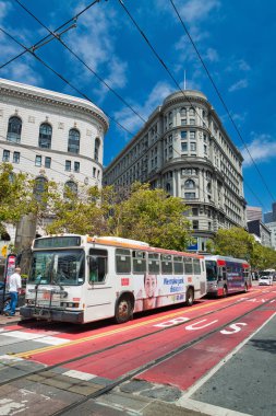 San Francisco, CA-6 Ağustos 2017: Insanlar Pazar Str boyunca yürümek