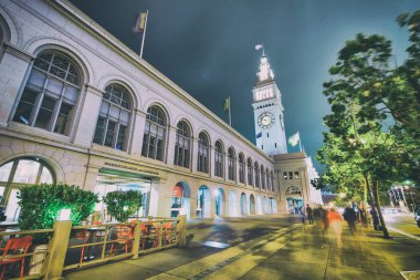San Francisco, CA-6 Ağustos 2017: bina görünümü gece