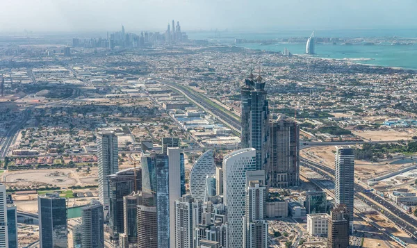 Удивительный вид с воздуха на центр Дубая и пристань на заднем плане — стоковое фото