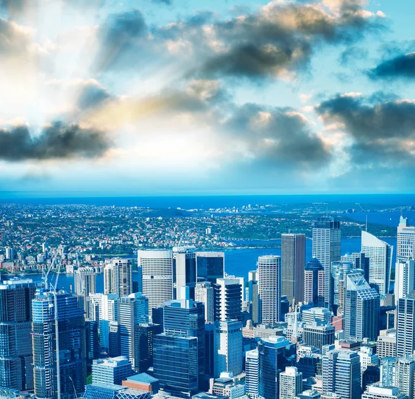 Coucher de soleil vue aérienne de Sydney skyline avec Barangaroo et CBD — Photo