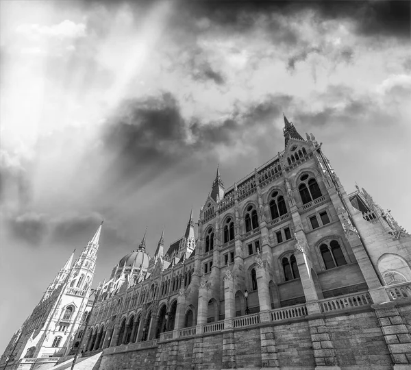 Vista esterna di Budapest Parlamento in una giornata di sole — Foto Stock