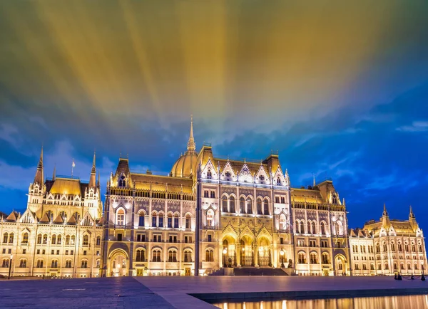 Vista noturna incrível do Parlamento húngaro, Budapeste — Fotografia de Stock