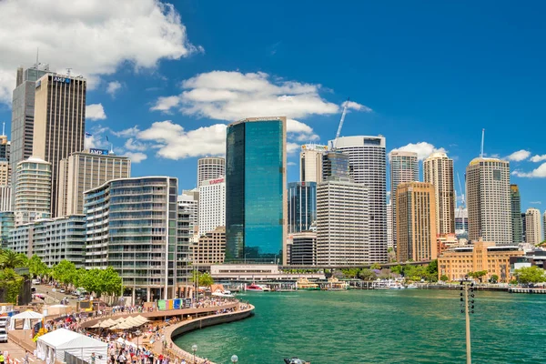 SYDNEY - OCTOBER 2015: City skyline on a sunny day. The city att — Stock Photo, Image