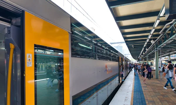 Σίδνεϊ-6 Νοεμβρίου 2015: το τρένο του μετρό σε έναν υπαίθριο σιδηρόδρομο. T — Φωτογραφία Αρχείου