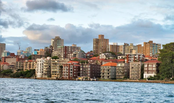 Sydney Harbor yolcu gemisinden Kirribilli güzel görünümü