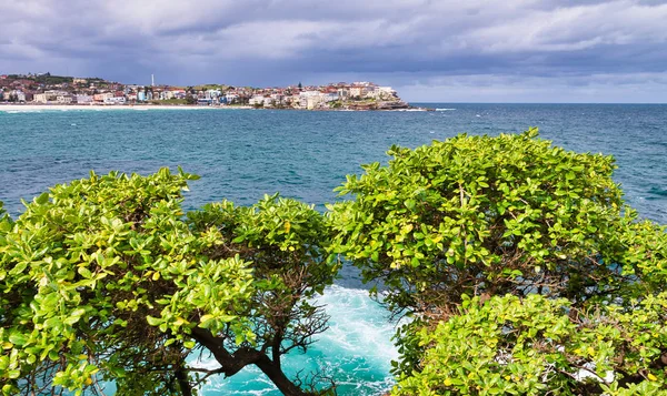 Bondi Beach kust på en molnig dag, Sydney — Stockfoto