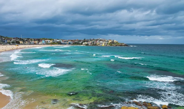 Wybrzeże Bondi Beach w pochmurny dzień, Sydney — Zdjęcie stockowe