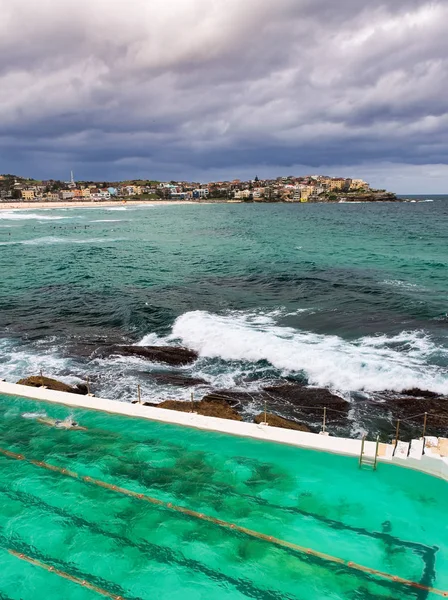 Bondi Beach kust på en molnig dag, Sydney — Stockfoto