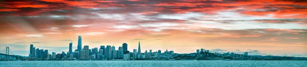 San Francisco w Kalifornii. Panoramiczny widok na panoramę śródmieścia — Zdjęcie stockowe