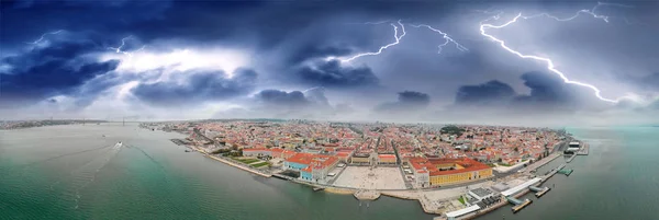 Vista aerea panoramica dello skyline di Lisbona durante una tempesta, Portogallo — Foto Stock