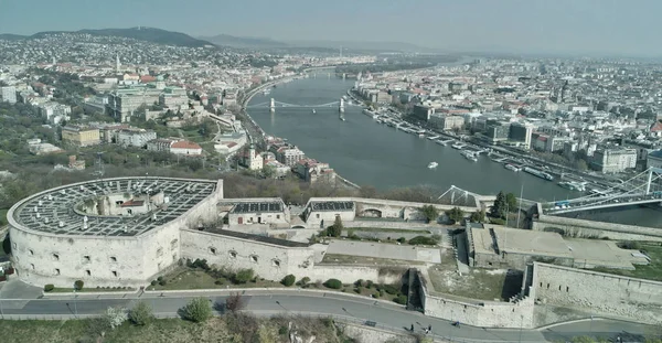 Vista aerea panoramica sulla cittadella di Budapest e sullo skyline della città, Hung — Foto Stock