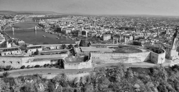 A Citadella és Budapest felhőkarcolói. Panoráma légi kilátás a Hunga-ról — Stock Fotó
