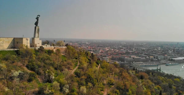 Na obzoru je Citadela a Budapešť. Panoramatický vzdušný pohled na Hungu — Stock fotografie