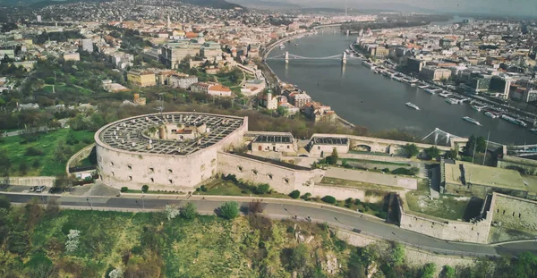 Vista aérea panorâmica da Cidadela de Budapeste e horizonte da cidade, Hung — Fotografia de Stock