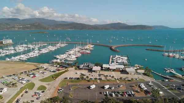 Airlie beach skyline Luftaufnahme bei Sonnenuntergang, Königsküste — Stockfoto