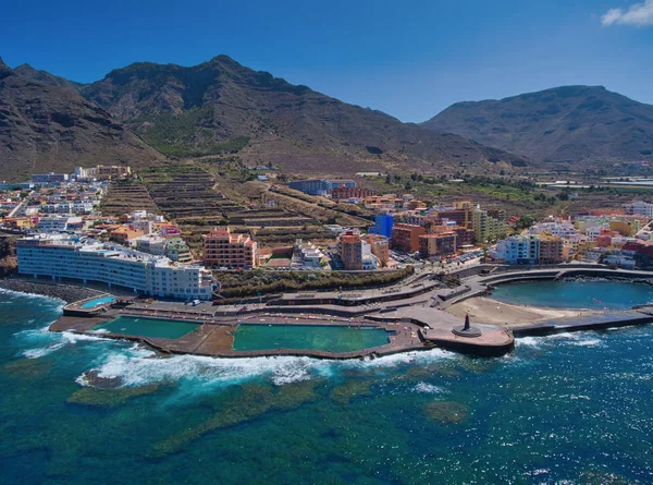 Vy över Puerto de la Cruz kust linje på Teneriffa från drönare — Stockfoto