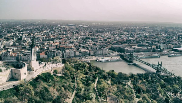 Panorama-Luftaufnahme von Budapest Zitadelle und Skyline der Stadt, aufgehängt — Stockfoto