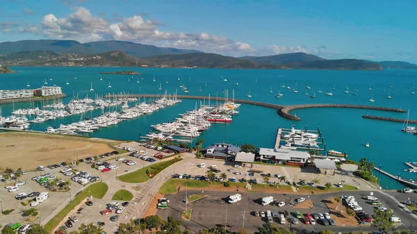 Panoramic aerial view of Airlie Beach skyline at dusk, Queenslan — Stock Photo, Image