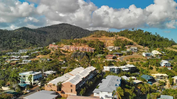 Vista aerea panoramica dello skyline di Airlie Beach al tramonto, Queenslan — Foto Stock