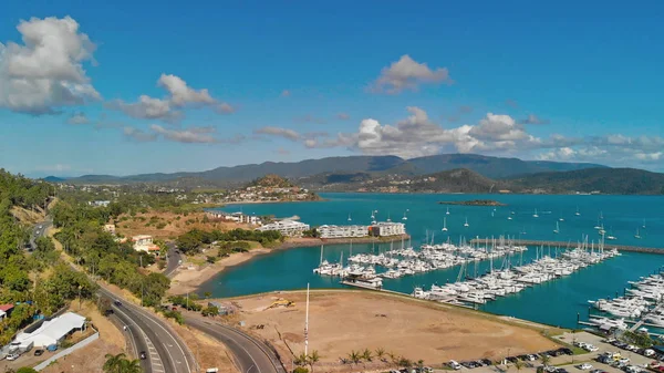 Panoramische luchtfoto van de skyline van Airlie Beach en de jachthaven, Austra — Stockfoto