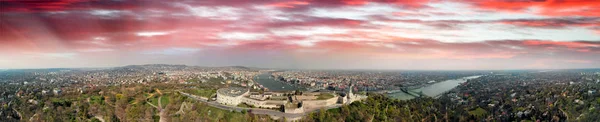 布达佩斯,匈牙利。阳光下城市天际线全景 — 图库照片