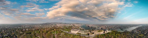 Die Zitadelle und Budapest Skyline. Panorama-Luftaufnahme von Hunga — Stockfoto