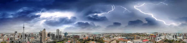 Auckland, Yeni Zelanda. Bir gün batımı sırasında panoramik havadan görünüm — Stok fotoğraf