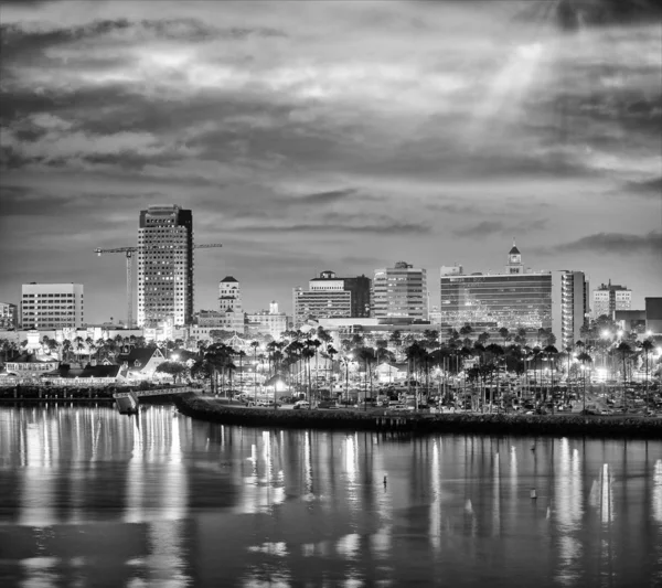 黄昏时分的圣地亚哥,从城市港口欣赏 — 图库照片