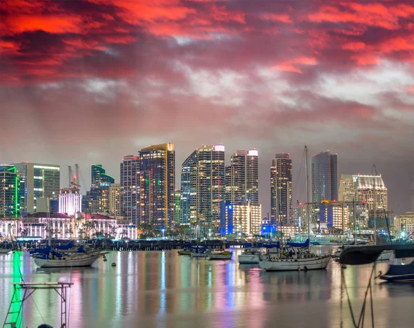 Centro de San Diego al atardecer, California. Vista desde la ciudad por —  Fotos de Stock