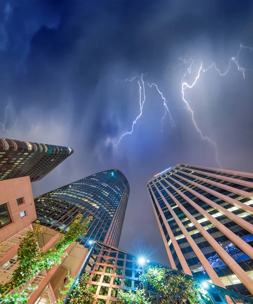 Grattacieli di San Francisco in una notte tempestosa, vista verso il cielo — Foto Stock