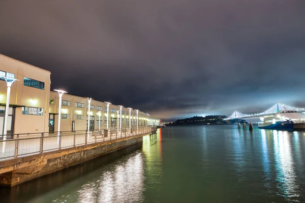 San Francisco Embarcadero e Bay Bridge di notte, California, U — Foto Stock