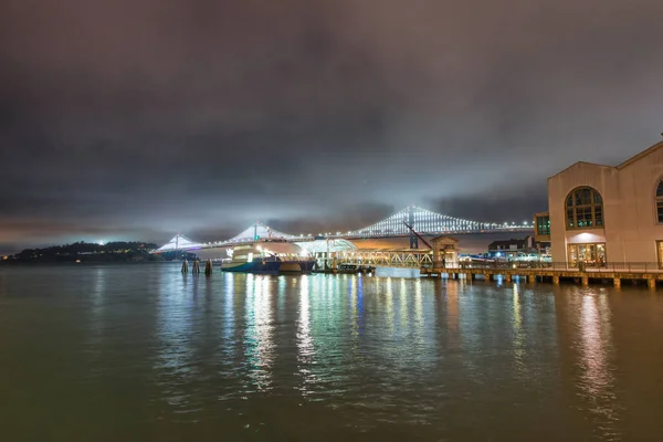 Gece San Francisco Embarcadero ve Bay Köprüsü, Kaliforniya, U — Stok fotoğraf