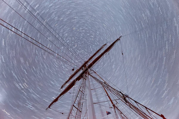 Вал рухомого вітрильного човна проти зірок в небі — стокове фото